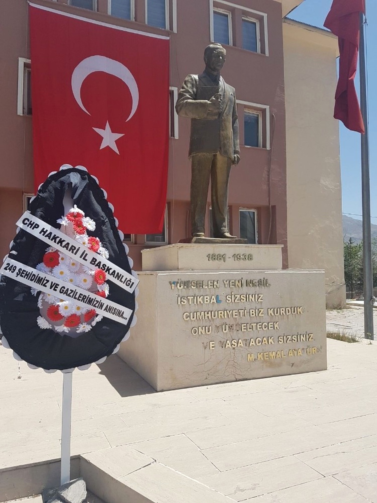 CHP 15 Temmuz Yıl Dönümünde Anıta Çelenk Sundu