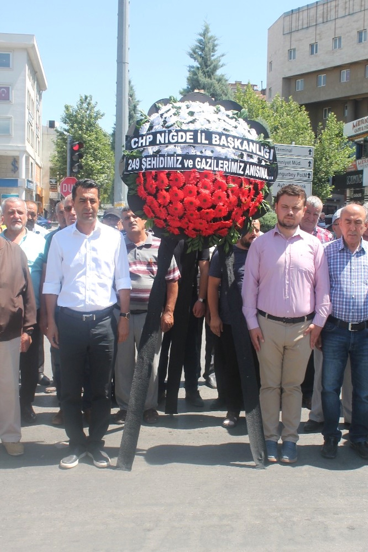CHP Niğde Teşkilatı 15 Temmuz Şehitleri Anısına Çelenk Bıraktılar