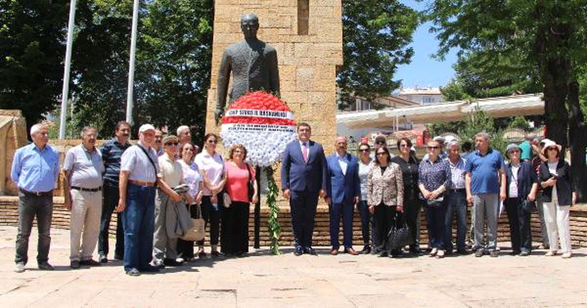 CHP Sivas Teşkilatı\'dan 15 Temmuz Çelengi