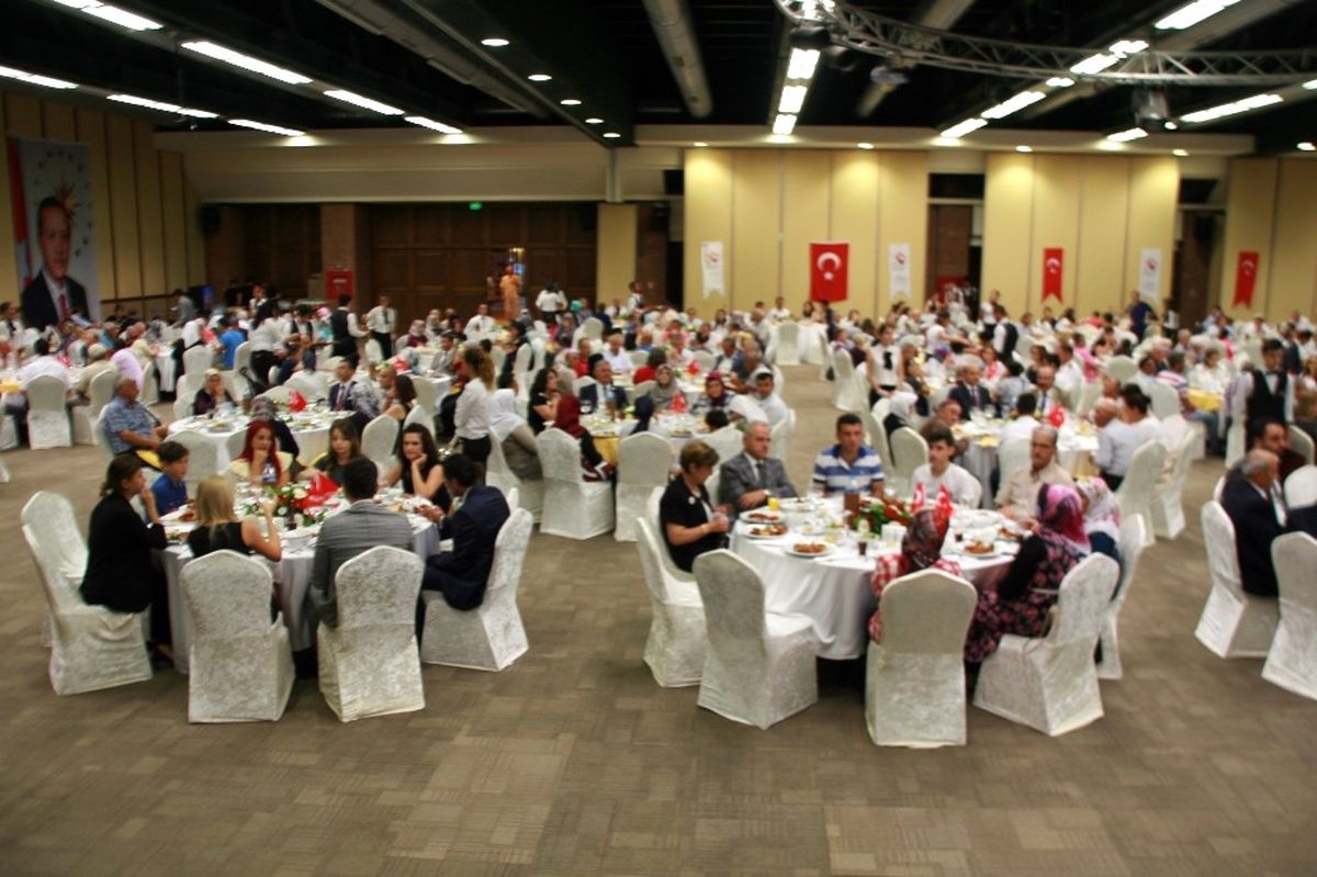 Cumhurbaşkanı Erdoğan\'ın 15 Temmuz\'da Kaldığı Marmaris\'teki Otelde Şehit Ailelerine Yemek Verildi