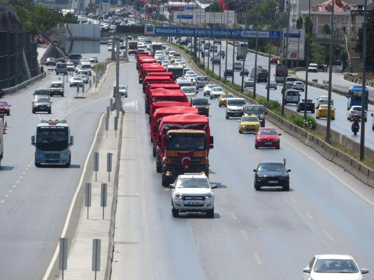 D-100\'de Türk Bayraklı Kamyon Konvoyu