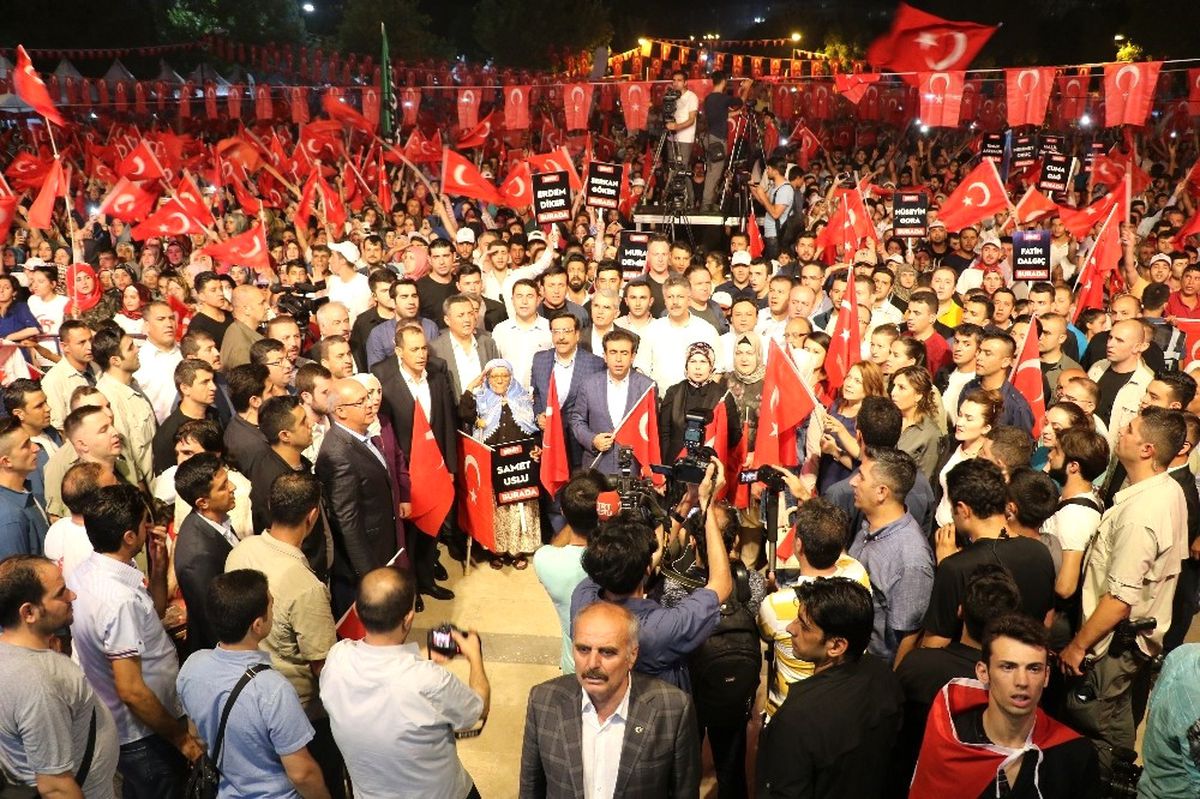 Diyarbakır\'da Binler Demokrasi Nöbetinde