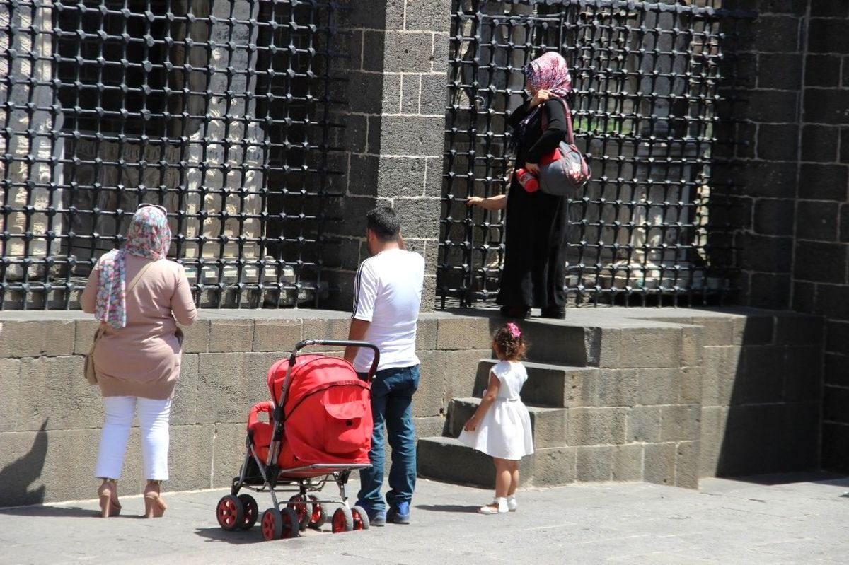 Diyarbakır\'da KPSS Öğrencileri Türbelere Akın Etti