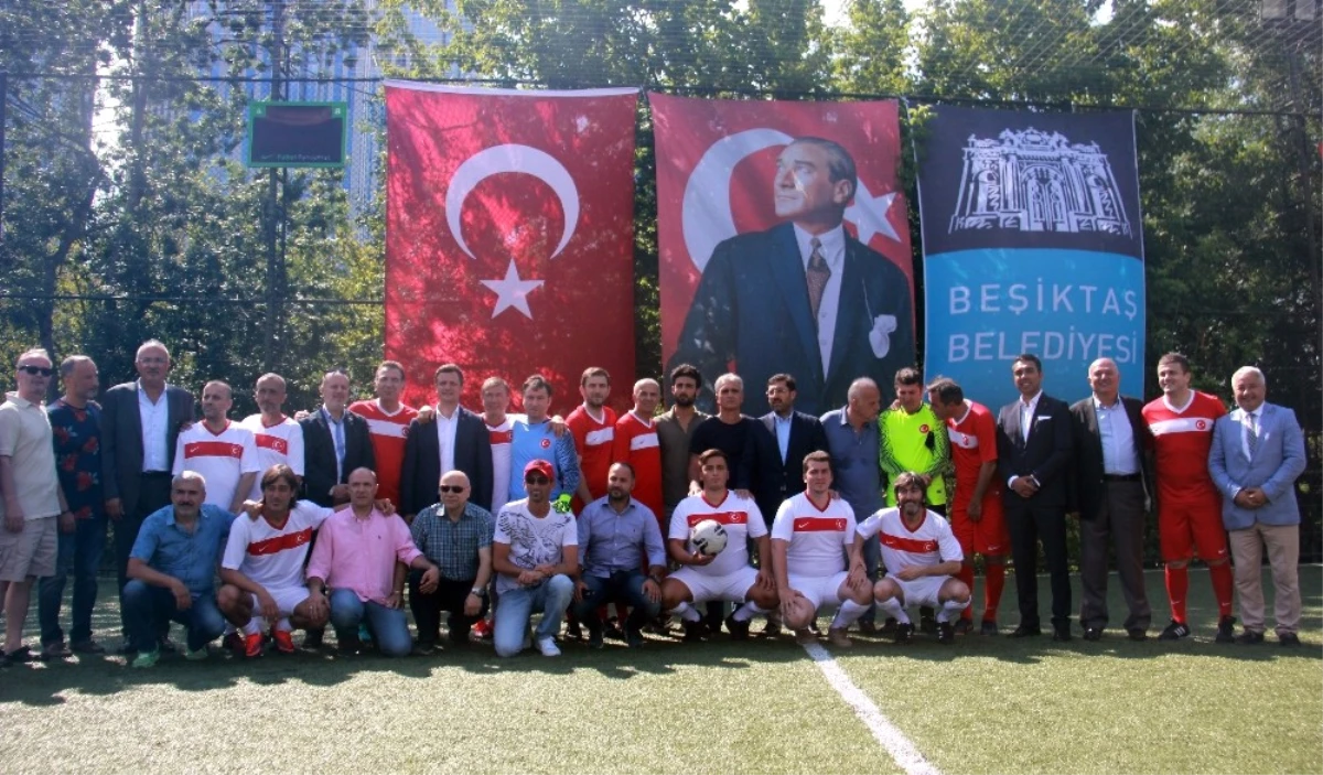 Efsane Futbolcular 15 Temmuz Şehitleri İçin Sahaya Çıktı