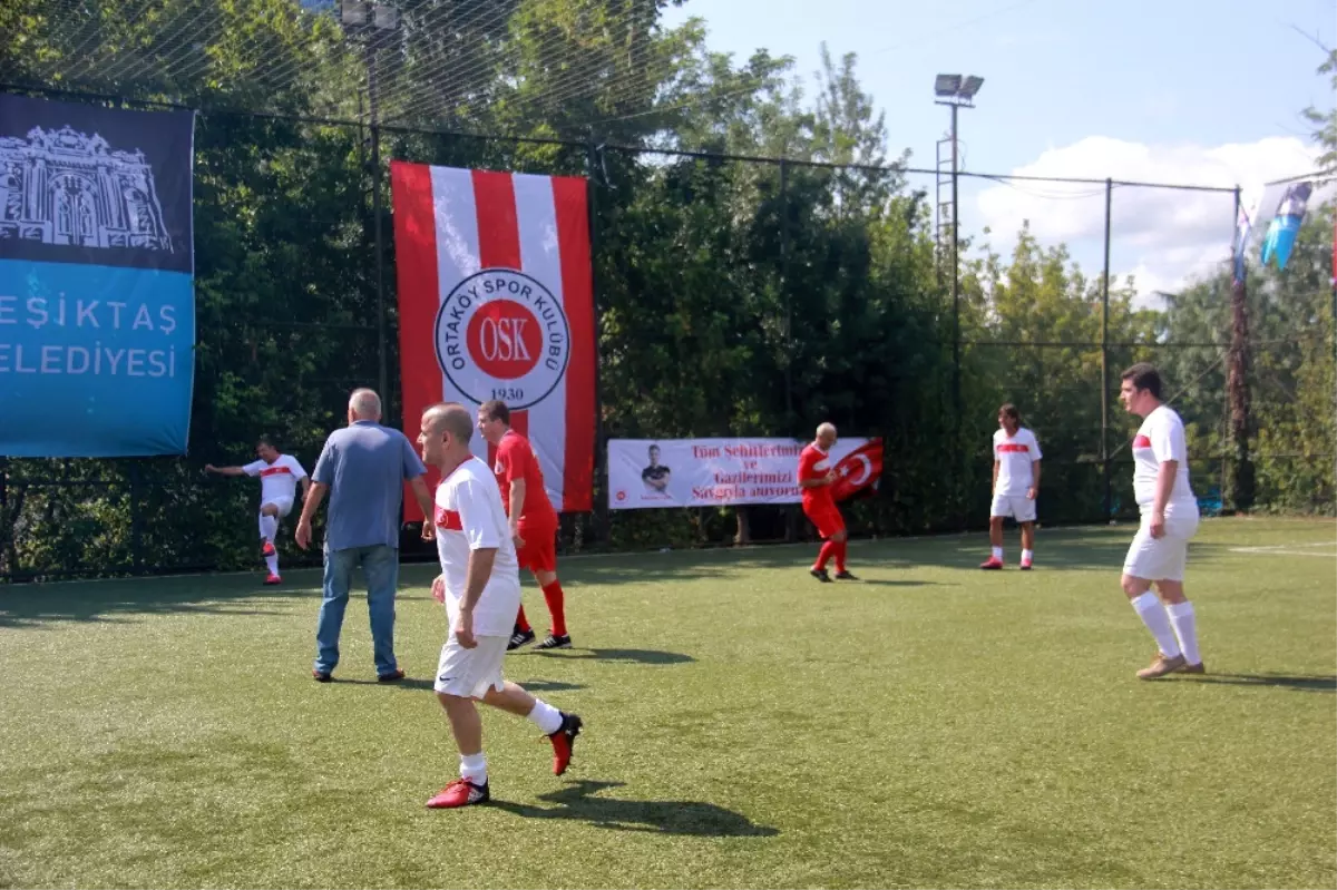 Efsane Futbolcular 15 Temmuz Şehitleri Için Sahaya Çıktı