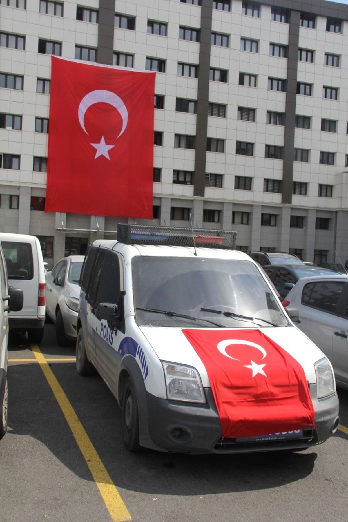 Emniyet Binalarına ve Araçlara Türk Bayrakları Asıldı