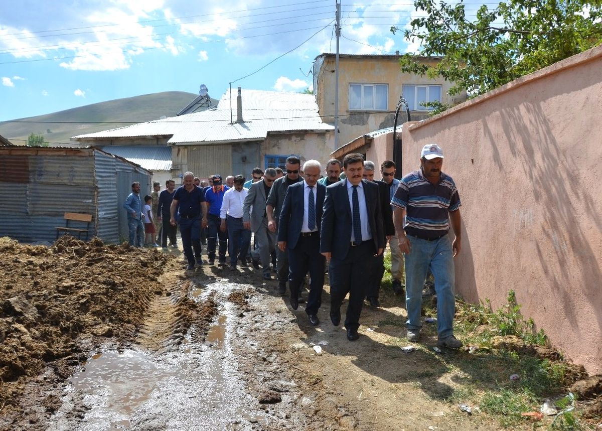 Erzincan\'da Otlardan Çıkan Yangın 9 Evi Kül Etti