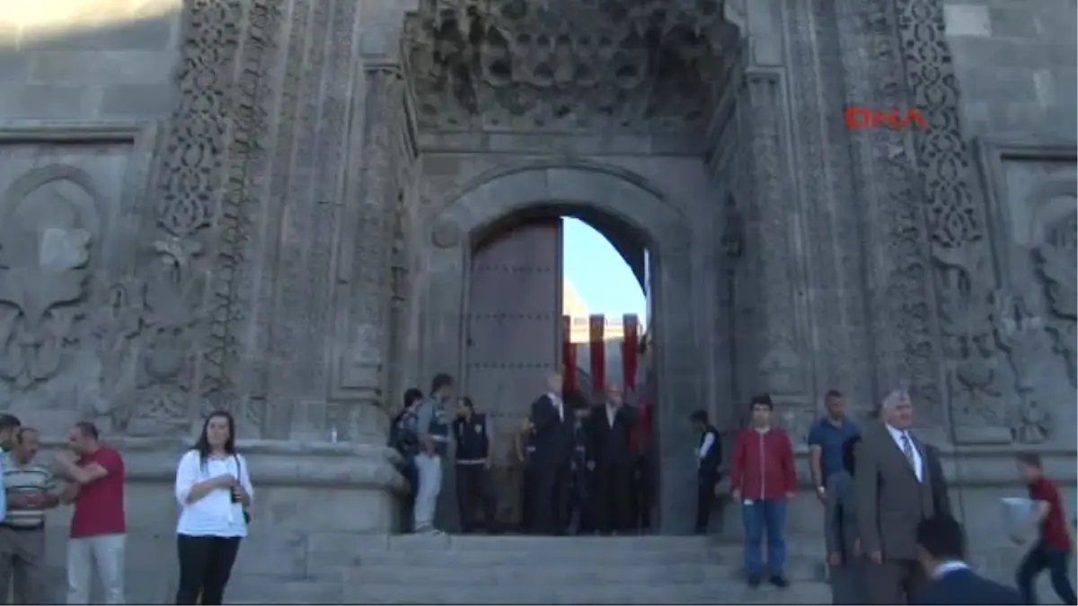 Erzurum Tarihi Çifte Minareli Medresede Anlamlı Yemek