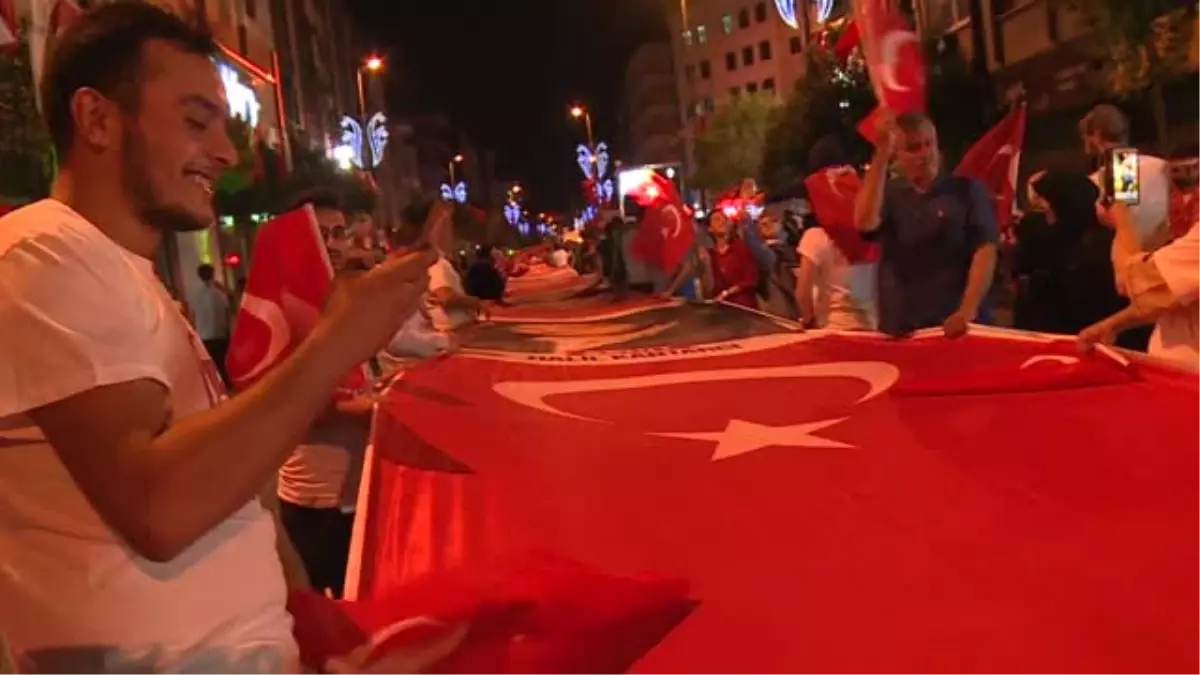 Esenler Halkı 2016 Metre Bayrakla 15 Temmuz Şehitleri Için Yürüdü