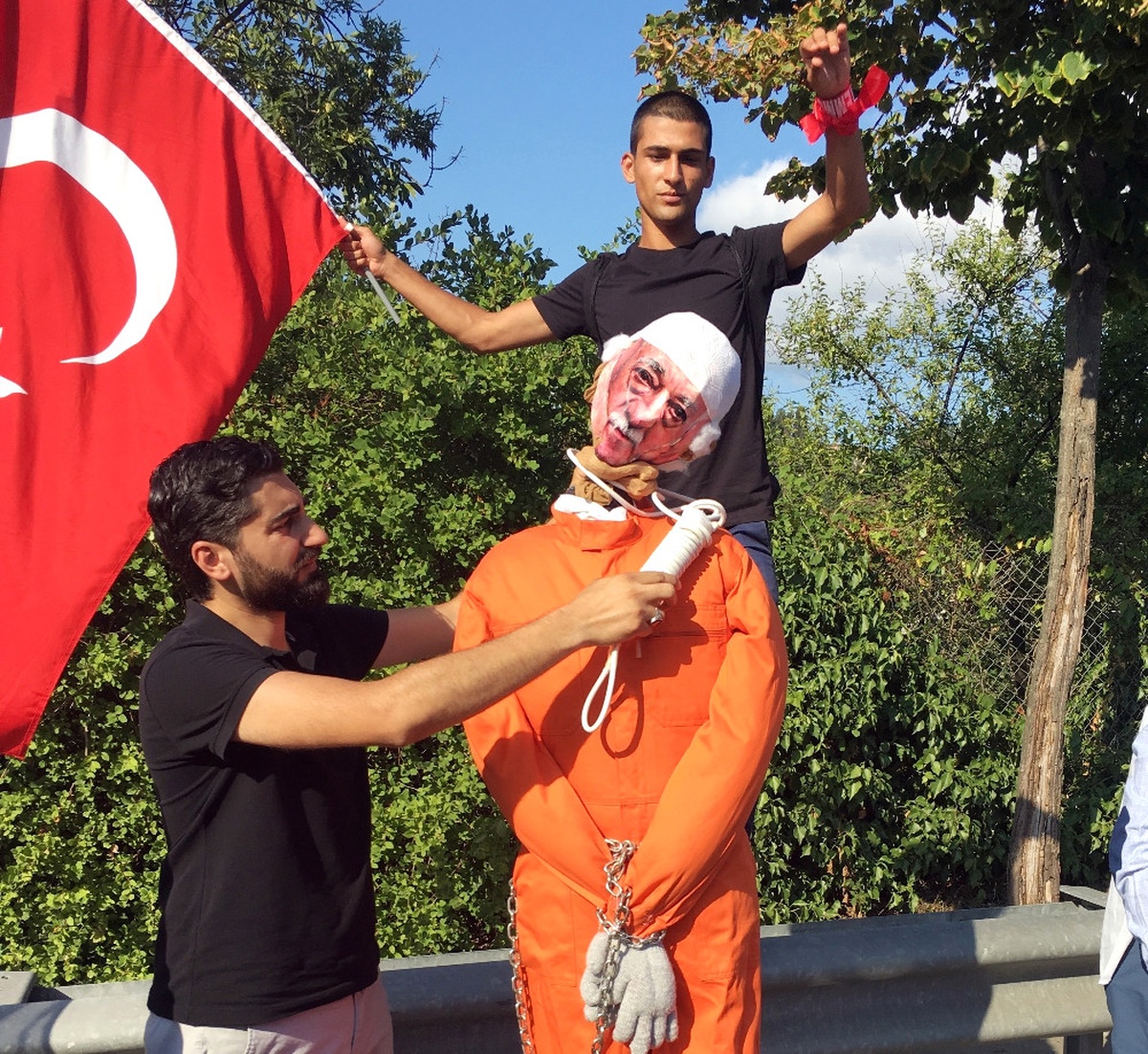 Fetullah Gülen\'in Boynuna Urgan Geçirdiler
