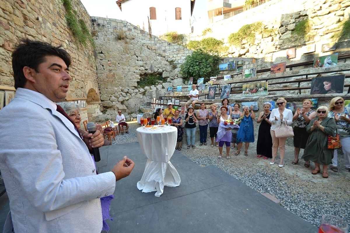 Foça\'da "Beş Kapılı" Sanat Galerisi