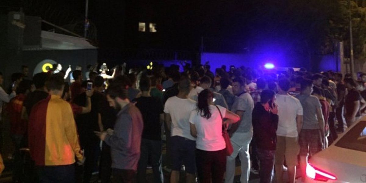Galatasaray Taraftarı Florya Tesislerini Bastı!