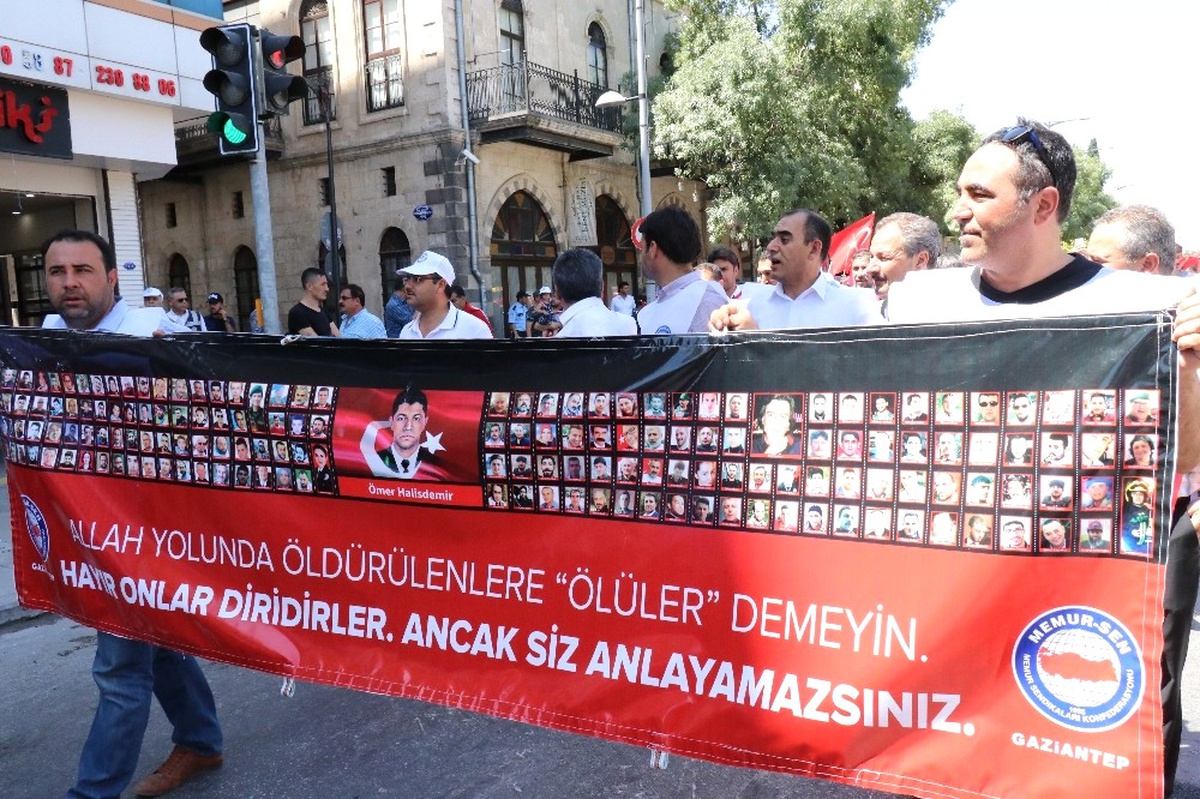 Gaziantep\'te 15 Temmuz Şehitleri İçin Yürüyüş