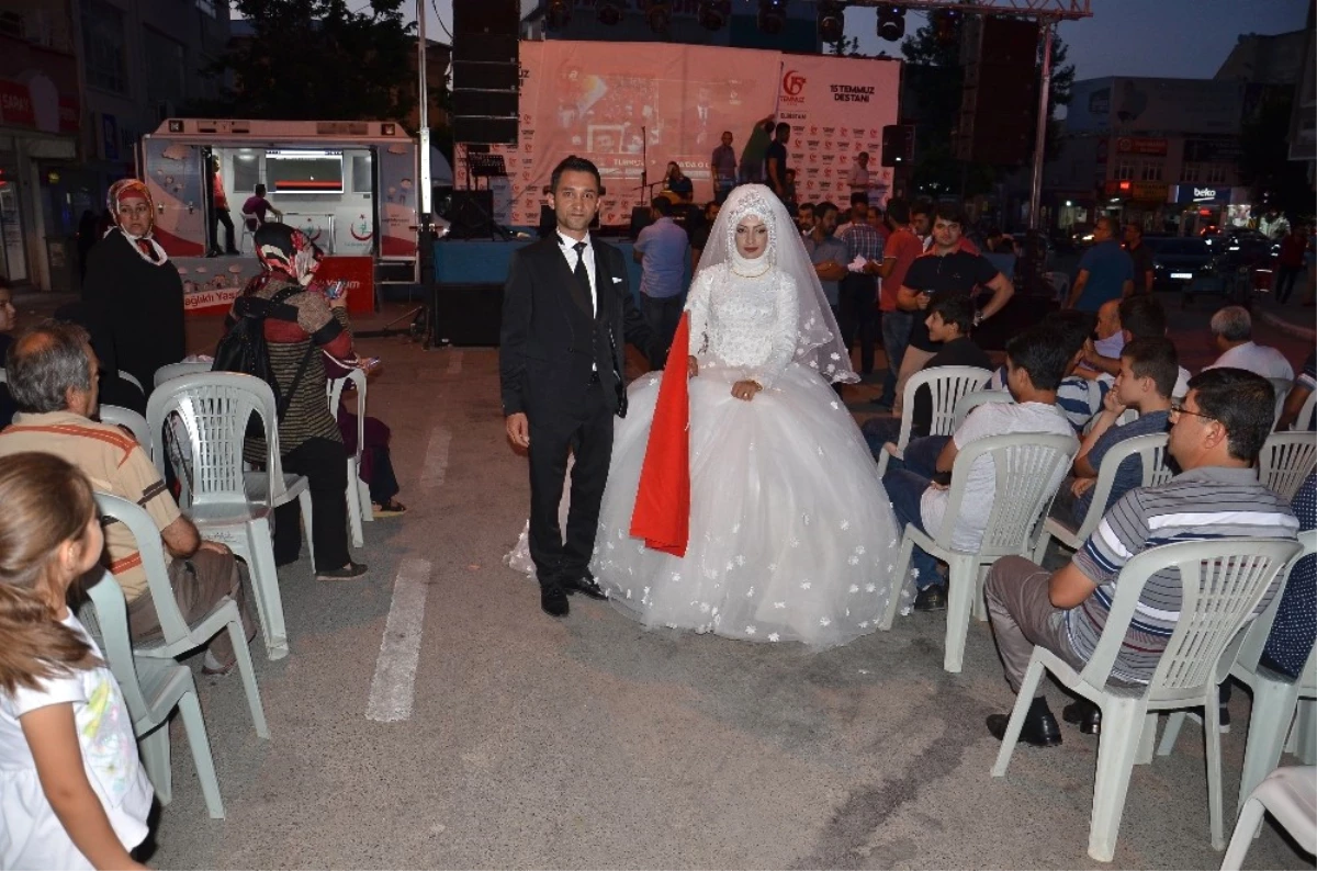 Gelin ve Damat, Düğünden Önce Demokrasi Meydanına Geldi