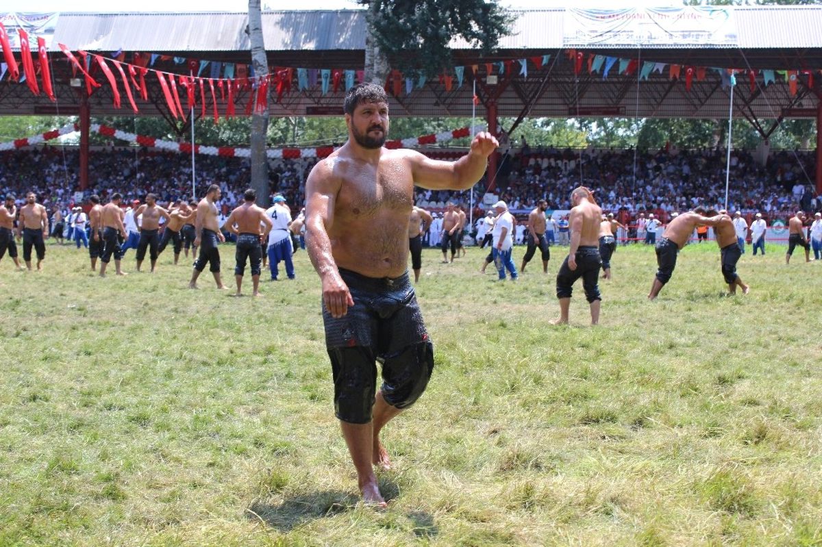 Gözü \'Kara\' Pehlivan" İlk Turda Rakibini Tuş Etti