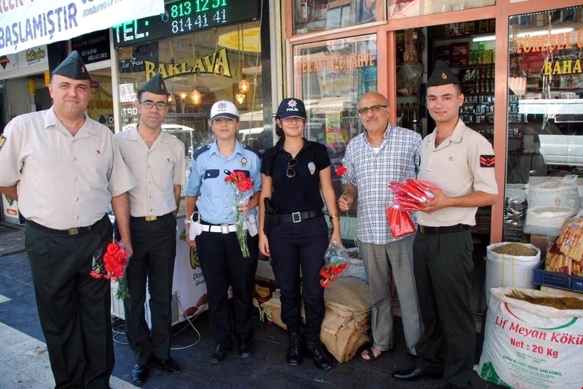 Güvenlik Güçlerinden Kilislilere Çiçek ve Bayrak