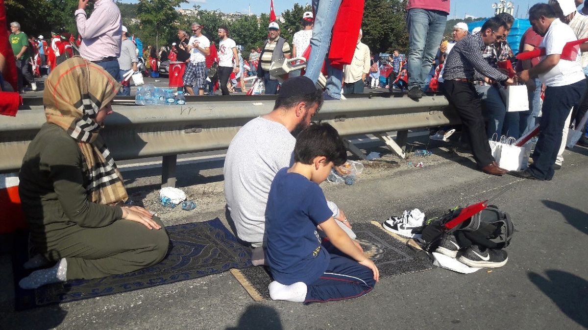 Ikindi Namazını Asfalt Üzerinde Kıldılar
