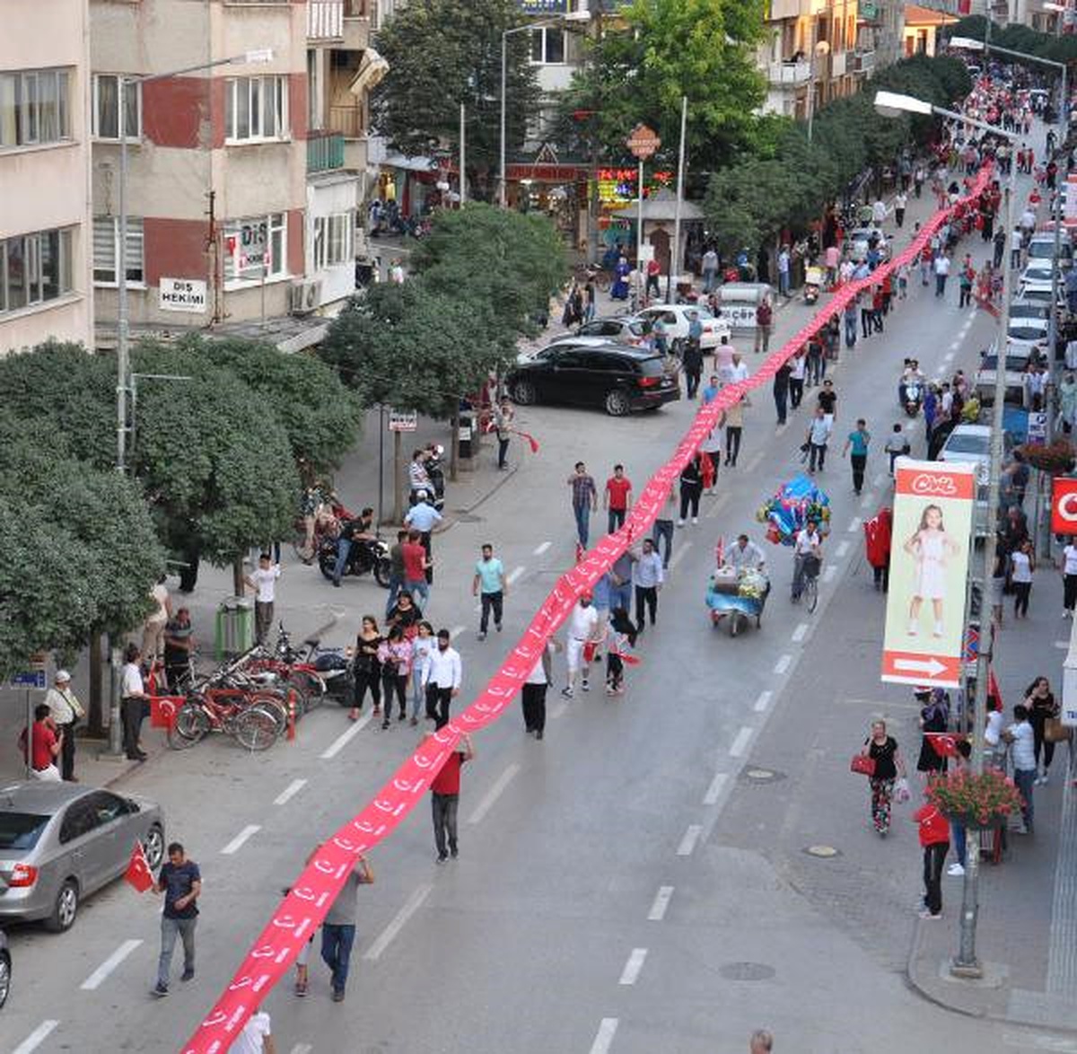 İnegöllüler Şehitlerin İsimlerinin Bulunduğu 249 Metrelik Türk Bayrağı ile Yürüdü