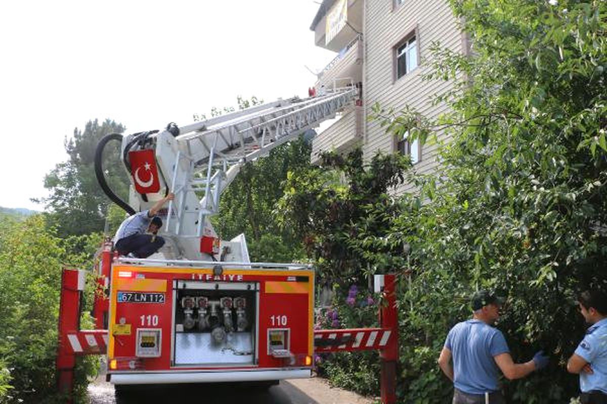 İtfaiye Eri, Evinde Çıkan Yangını Söndürdü