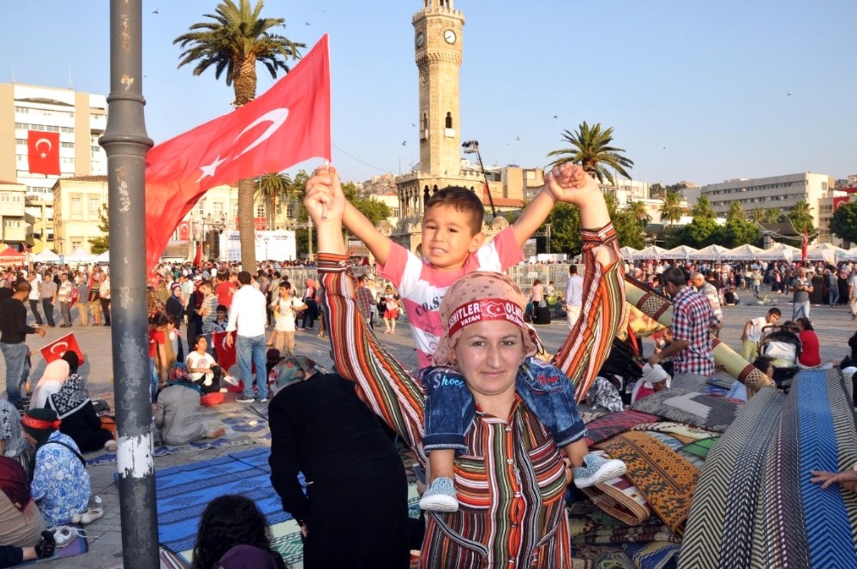 İzmir\'de 15 Temmuz Şehitlerini Anma, Demokrasi ve Milli Birlik Günü