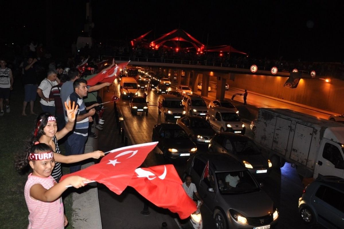 İzmirliler Sokağa Döküldü