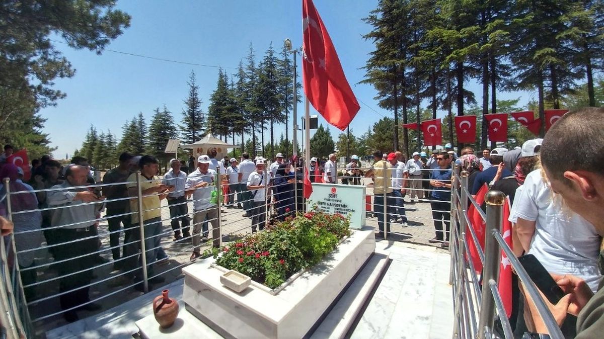 Kahraman Şehit Halisdemir\'in Kabrine Ziyaretçi Akını