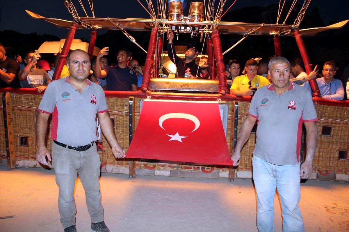 Kapadokya\'da Balonlar Türk Bayrakları ile Havalandı