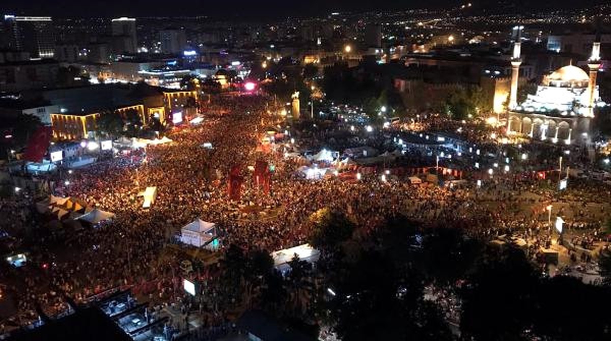 Kayseri\'de Binlerce Kişi Cumhuriyet Meydanı\'nda Toplandı