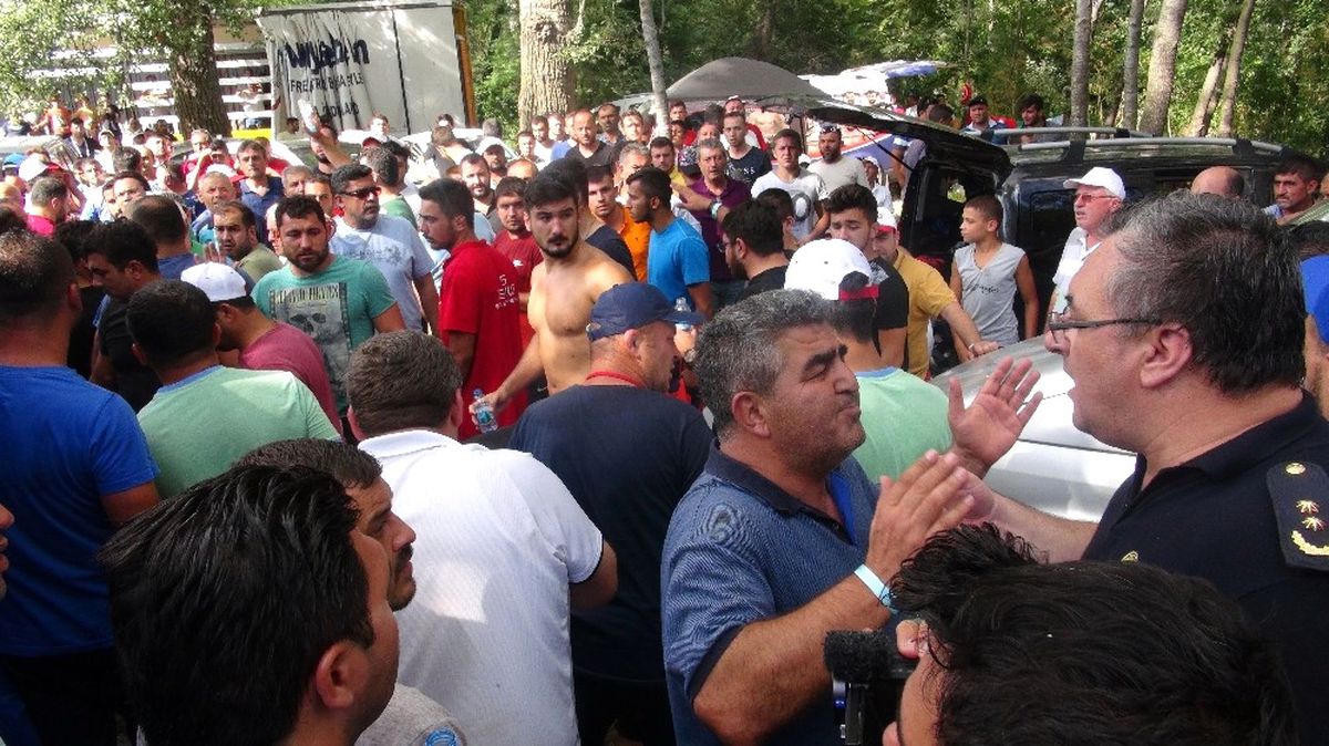 Kırkpınar\'da Kavga Çıktı, Pehlivan Kanlar İçinde Hastaneye Kaldırıldı