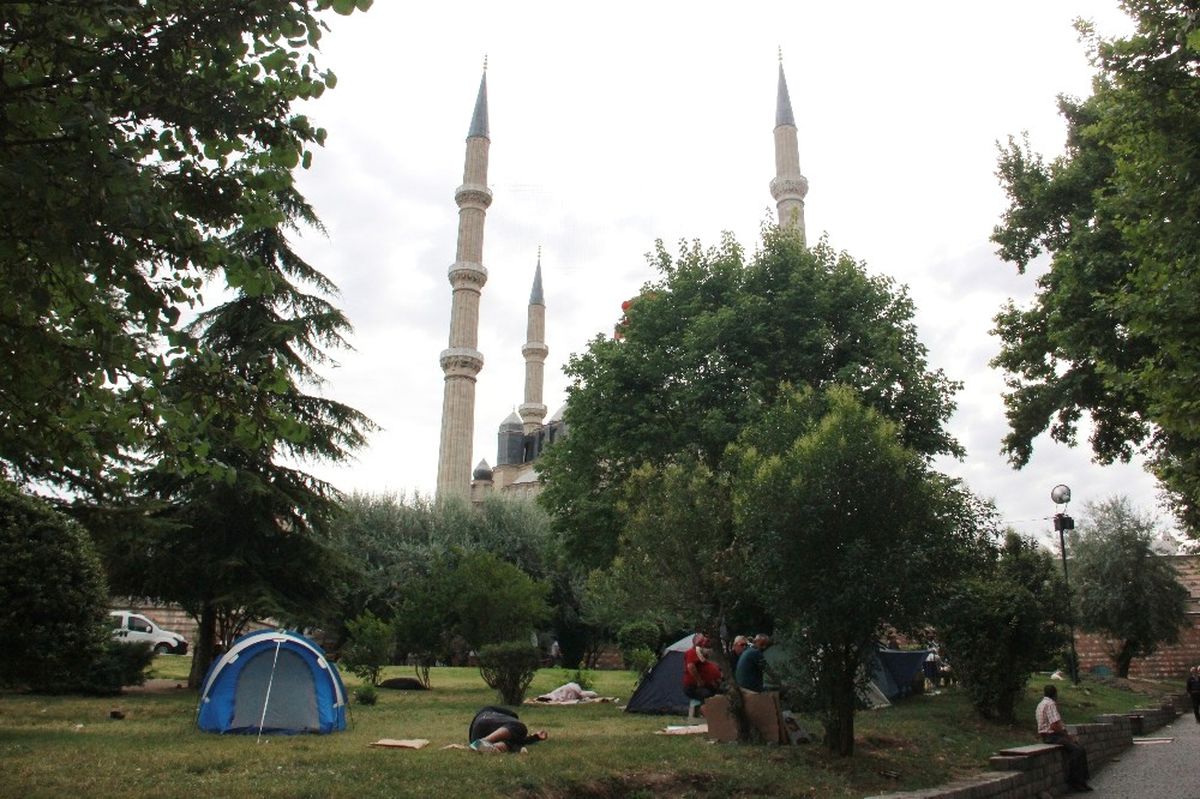 Kırkpınar Sevdalıları Geceyi Selimiye Camii Avlusunda Geçirdi