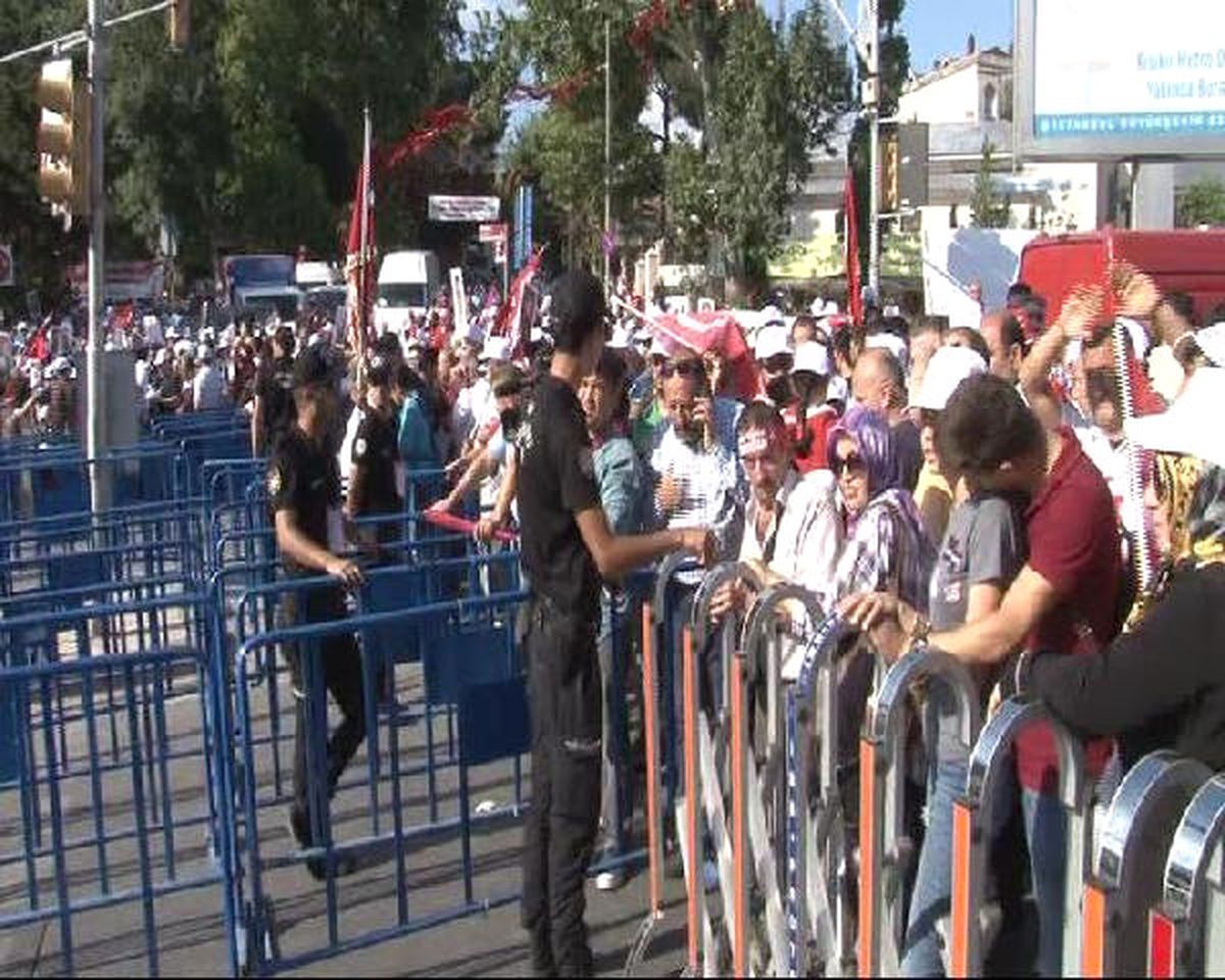 Kısıklı\'da Çok Sayıda Kişi Toplandı