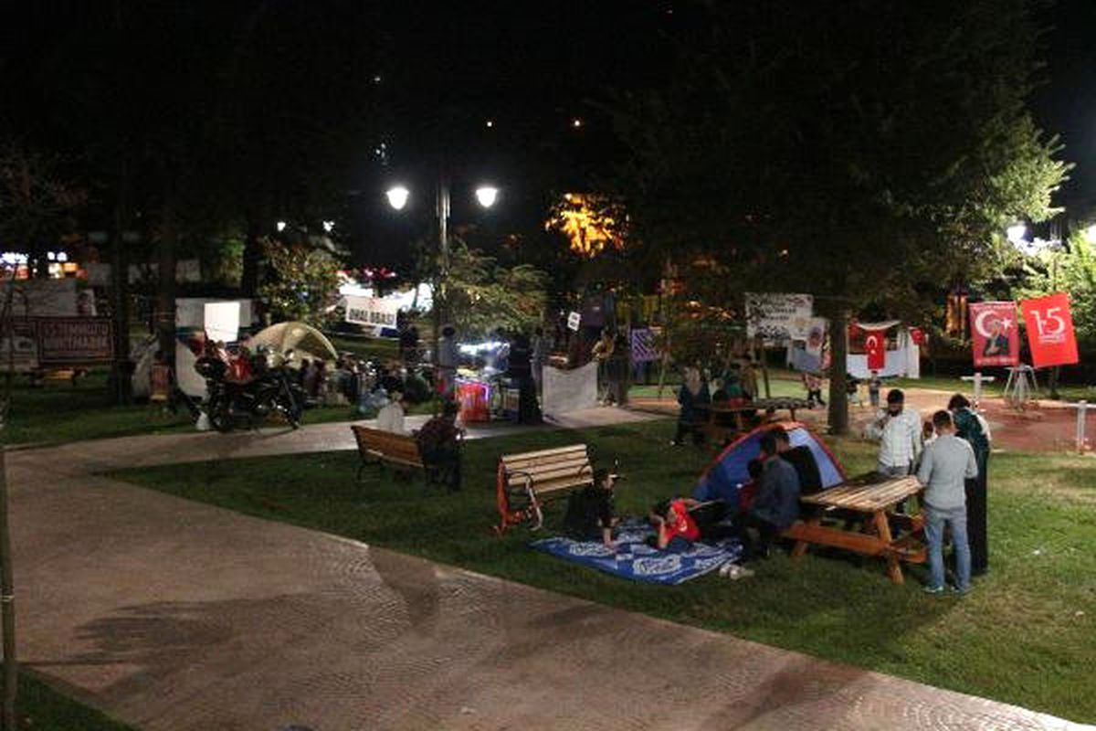 Kısıklı\'da Demokrasi Nöbeti Gece de Devam Etti