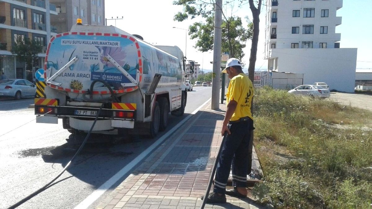 Kocaeli\'de Ağaçlara Can Suyu Veriliyor