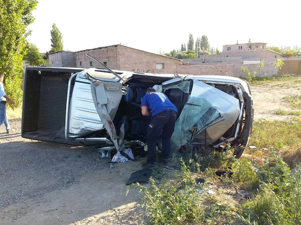 Kontrolden Çıkan Otomobil Takla Attı: 2 Yaralı