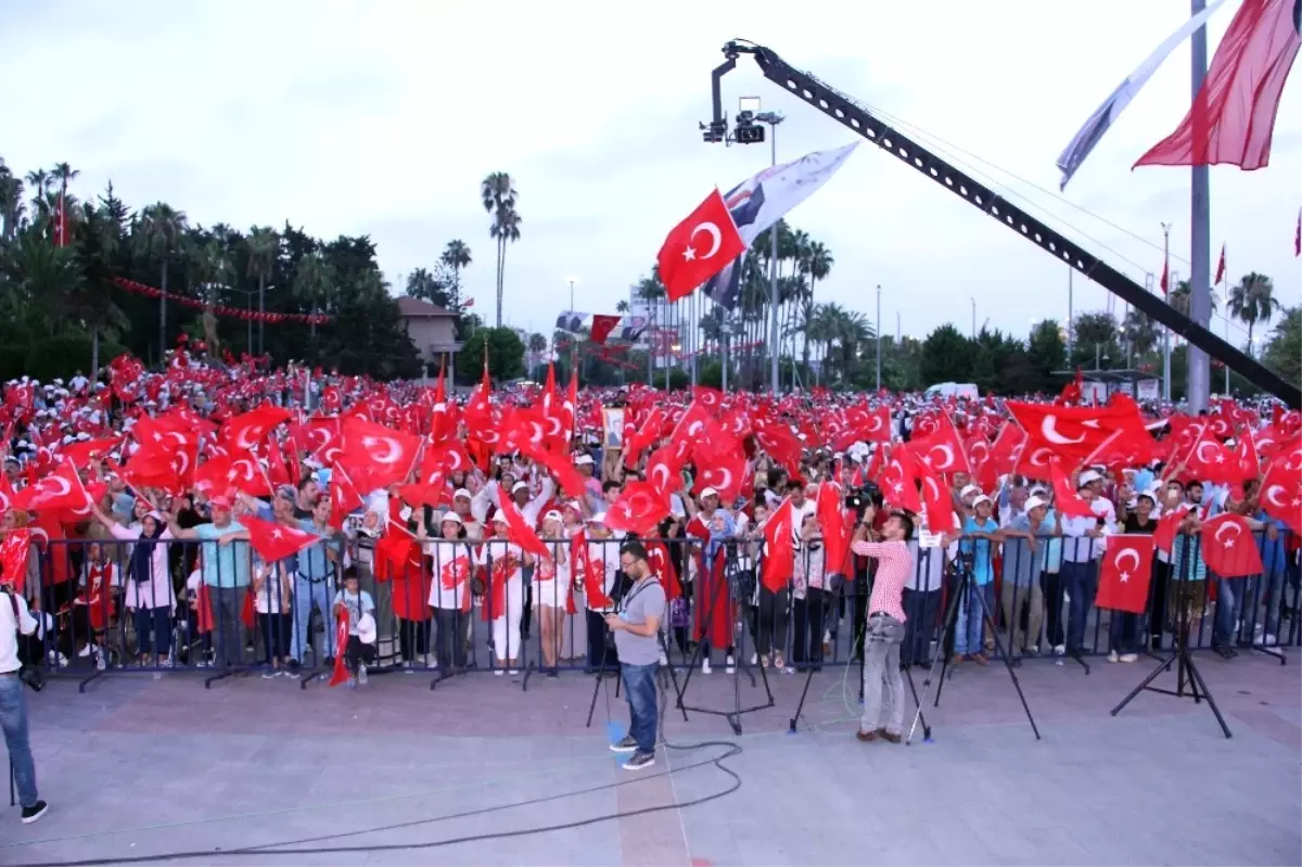 Mersinliler, 15 Temmuz\'un Yıl Dönümünde Meydanlara Aktı