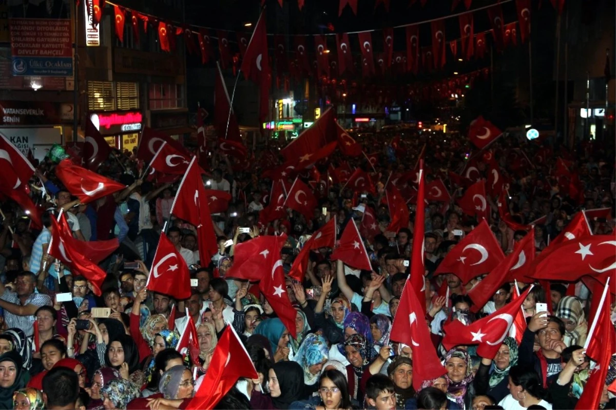 Nevşehir\'de Binlerce Vatandaş "Diriliş Meydanında" Toplandı