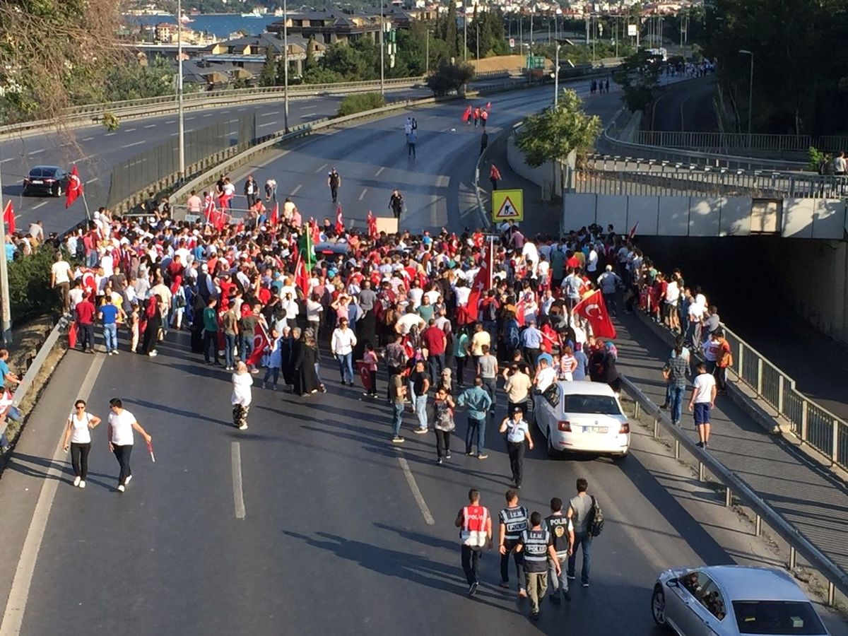 Polis Bariyerini Aşan Yüzlerce Kişi 15 Temmuz Şehitler Köprüsü\'ne Koştu