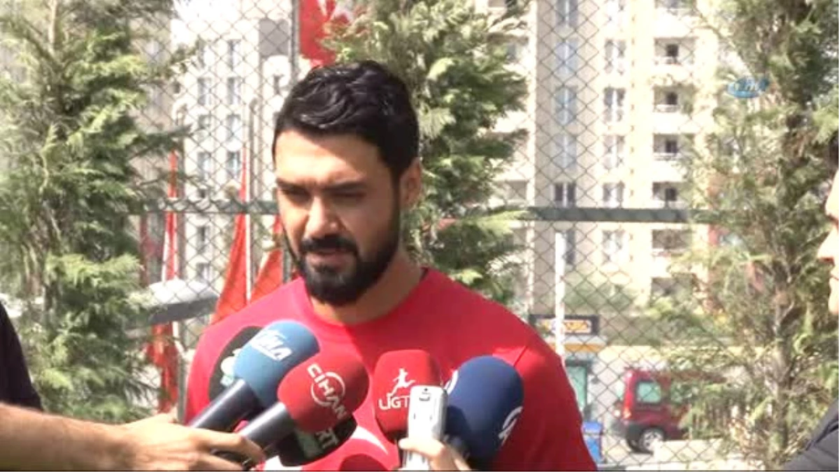 Pasaportunda \'Tahdit\' Kaydı Bulunan Ünlü Futbolcu Bekir İrtegün Gözaltına Alındı