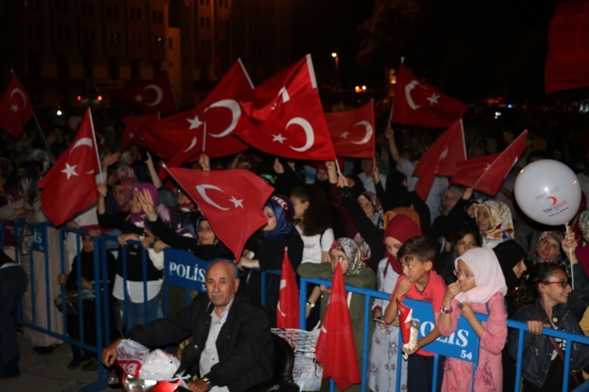 Sakarya\'da \'Demokrasi Nöbeti\' Üçüncü Gününde Devam Etti