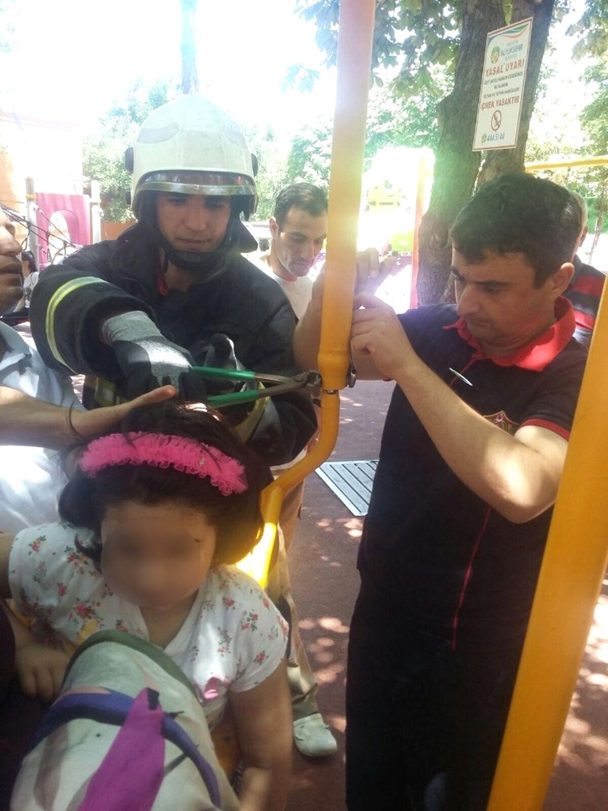 Salıncakta Sıkışan Çocuğu İtfaiye Kurtardı