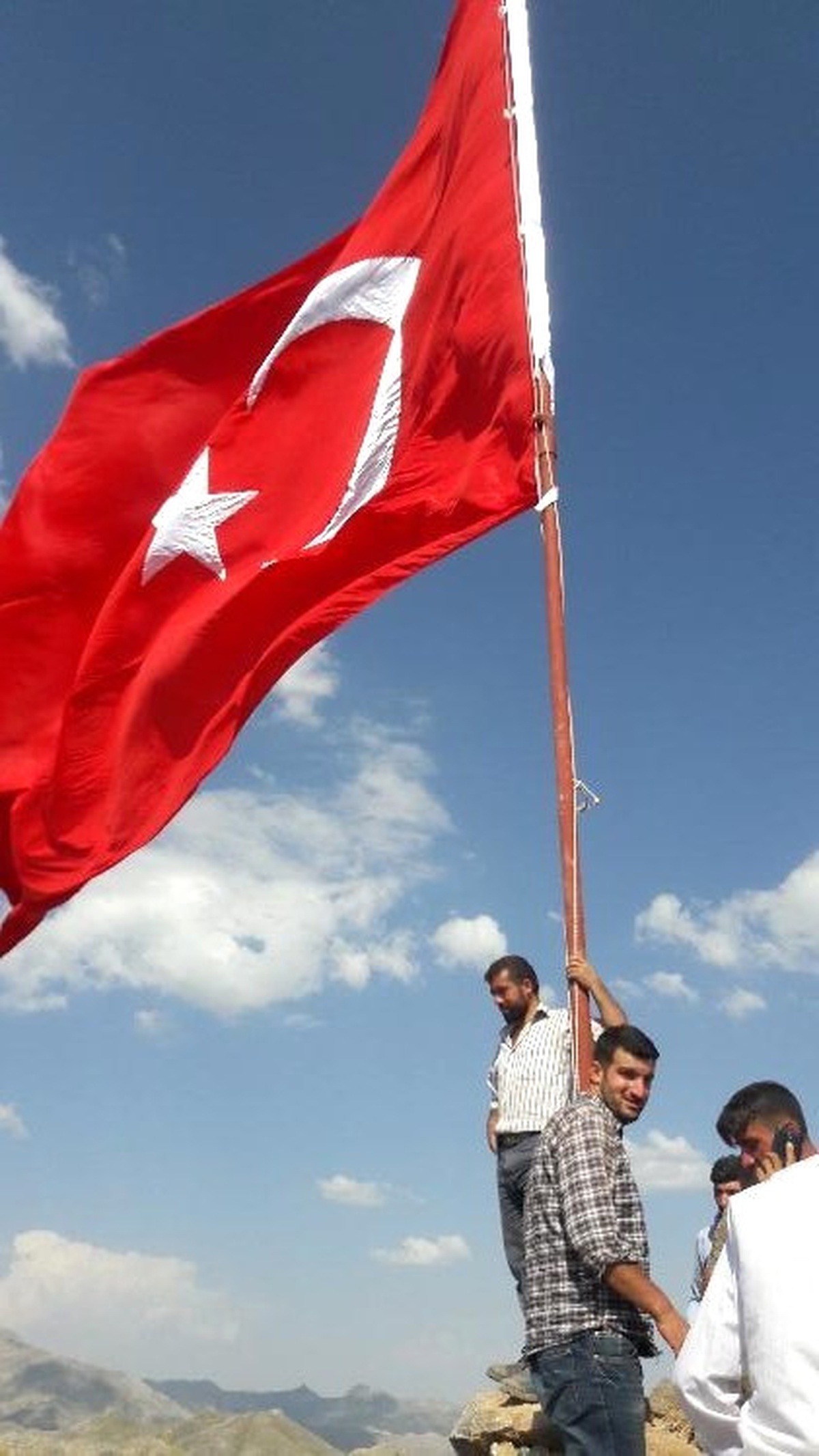 Sason\'un En Yüksek Dağına Türk Bayrağı Dikildi