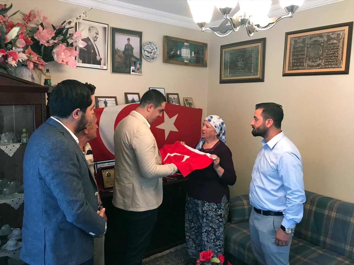 Şehit Kula\'nın Ailesinden Cumhurbaşkanına Türk Bayrağı