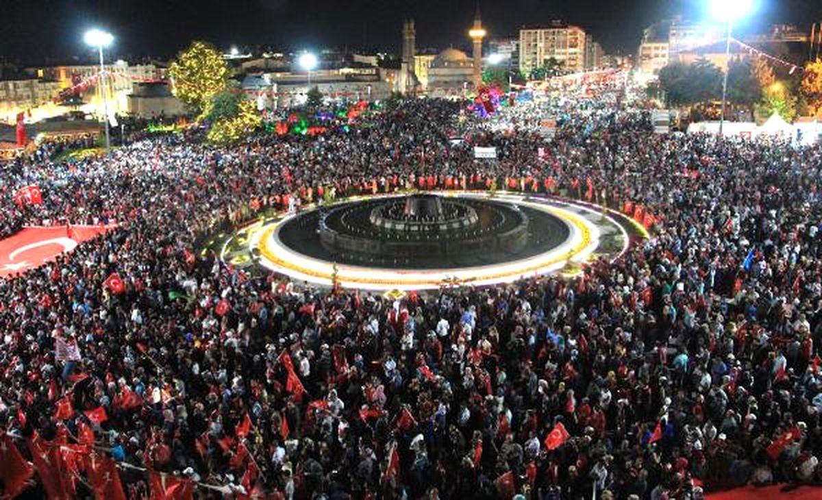 Sivas\'ta Onbinlerce Kişi Demokrasi Nöbetinde Buluştu