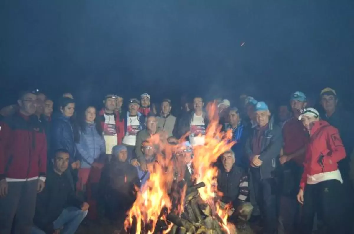 Süphan Dağı\'na Tırmanıp, Demokrasi Ateşi Yaktılar