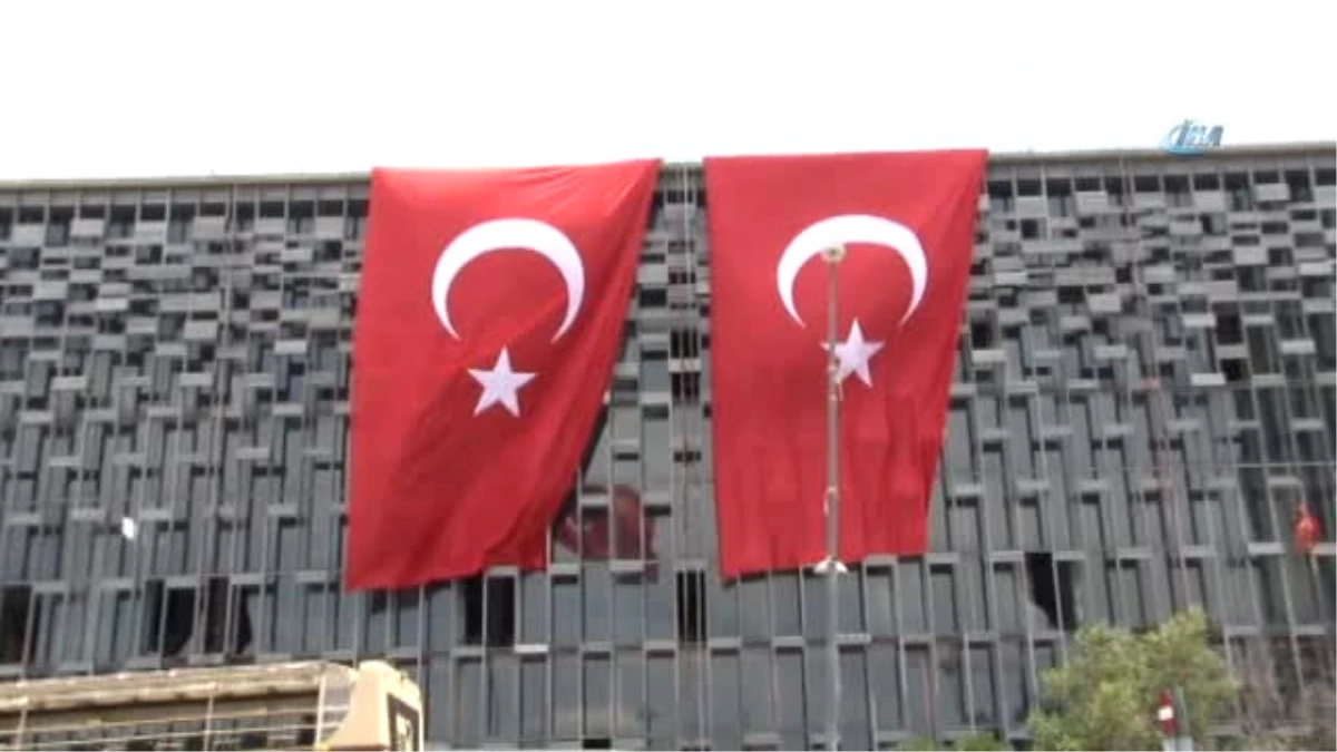 Taksim Meydanı Bayraklarla Donatıldı