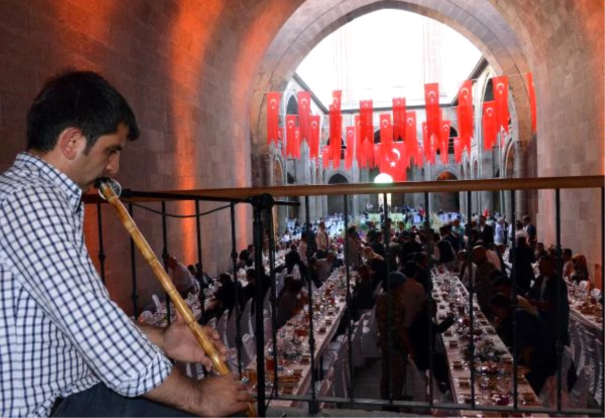 Tarihi Çifte Minareli Medrese\'de Şehit Yakınları ve Gazilere Yemek