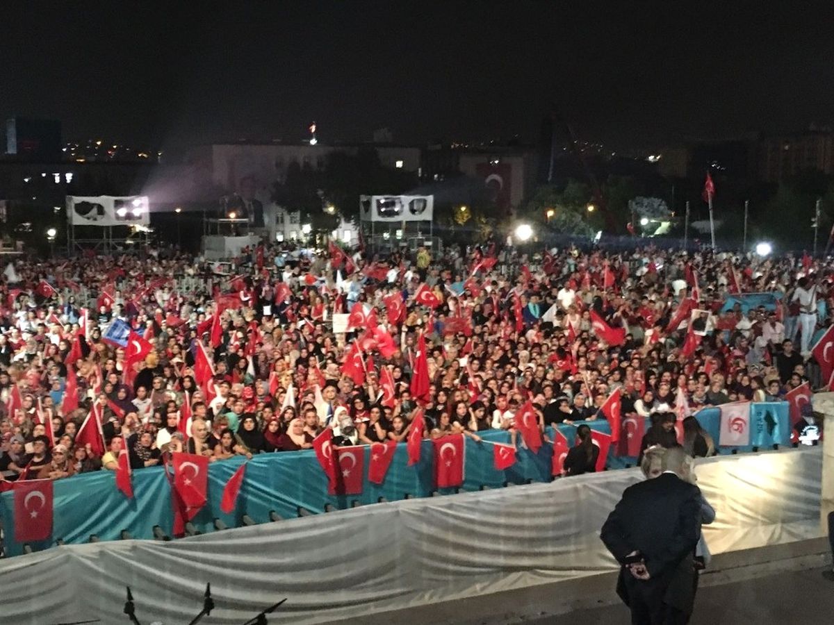 TBMM Önünde Vatandaşlar Toplanmaya Başladı