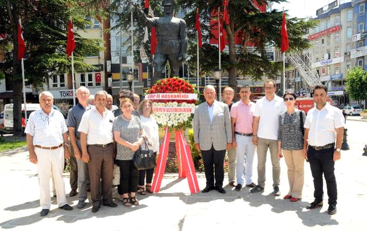 Tokat\'ta CHP\'liler Atatürk Anıtına Çelenk Koydu