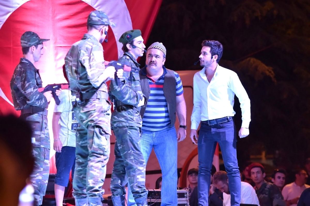 Uşak\'ta 15 Temmuz Programına \'Şehir Tiyatrosu\' Damga Vurdu