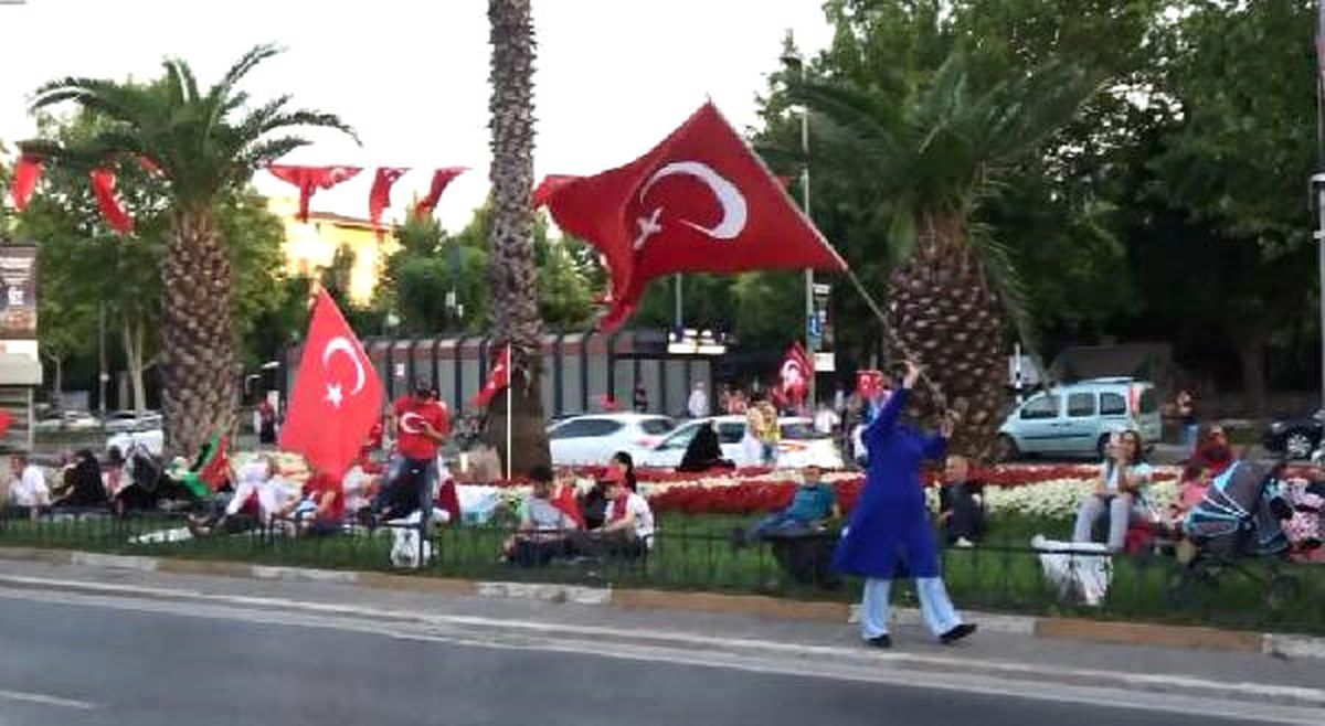 Vatan Caddesi\'nde "Demokrasi Nöbeti"